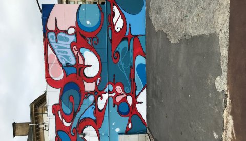 Tour de ventilation du parking de la place Guillaume II peinte par l'artiste Sader en septembre 2018