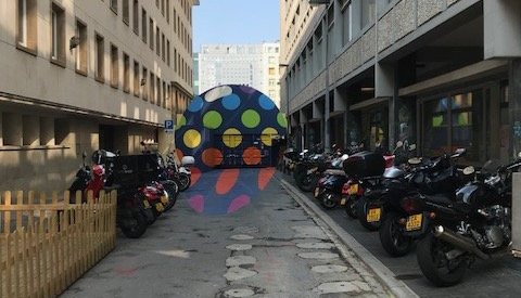 Art urbain dans la rue louvigny par l'artiste Sumo