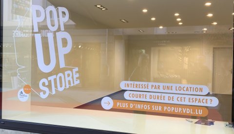 Vitrine d'un pop-up shop en ville