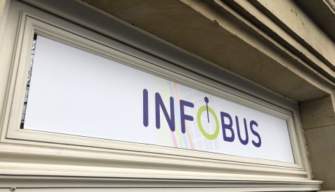 Enseigne de l'Infobus à la place d'Armes