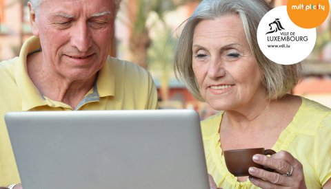 deux personnes âgées regardent une conférence en ligne