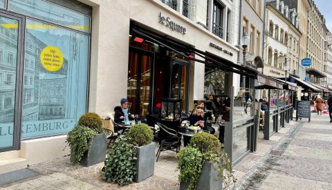 personnes sur des terrasses le premier jour de l'ouverture des bars et cafés.