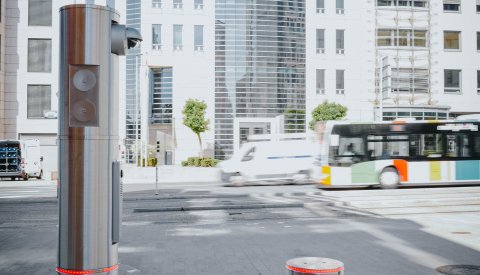 Bornes escamotables à la rue Notre-Dame avec une vue sur le boulevard Royal