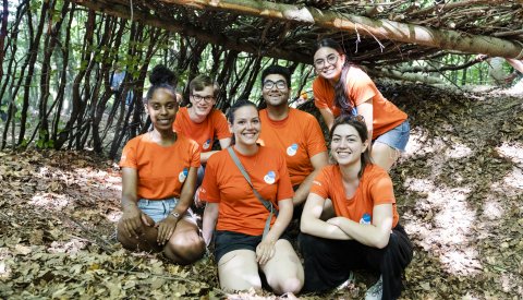 groupe d'animateurs avec t-shirts orange