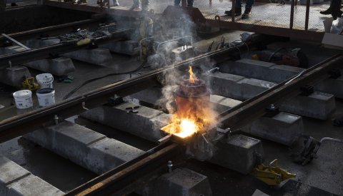 Soudure de deux rails de la plateform tramway