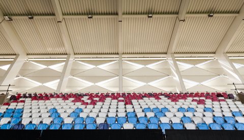 tribune avec sièges aux couleurs du drapeau national luxembourgeois