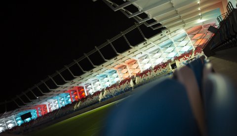 vue sur le terrain et la tribune illuminée