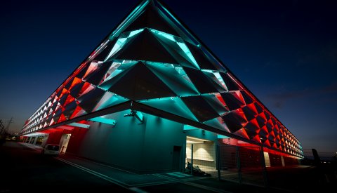 façfaçade éclairée en bleu et en rouge