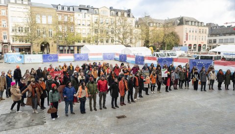 Chaîne humaine sur la place Guillaume II dans le cadre de l'Orange Week 2022