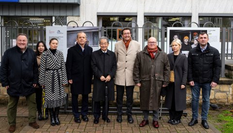 Photo de groupe dans le cadre du vernissage de l’exposition « Portrait(s) d’une résistance / Ukraine 2004-2022 »