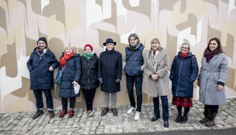 invités devant l'œuvre d'art de spike