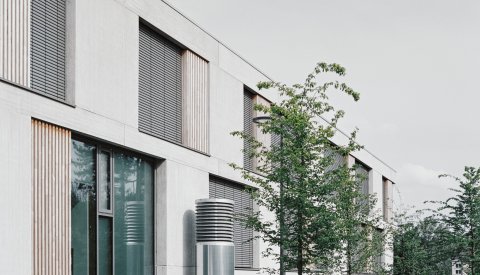 Vue depuis petit chemin sur façade école