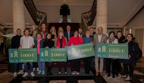 les gagnants avec les organisateurs sur l'escalier de la mairie