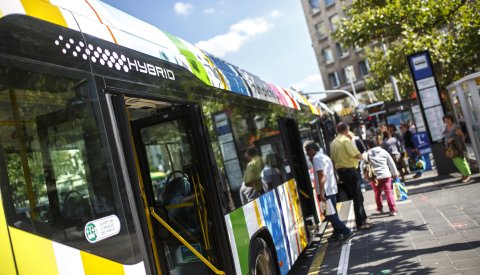 Des personnes qui montent dans le bus à un arrêt.