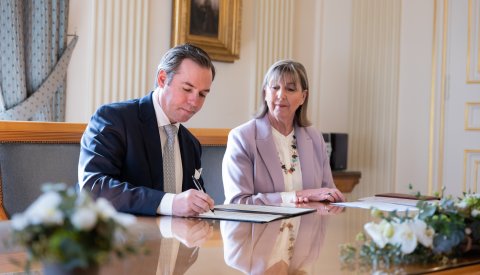 Signature de l’acte de naissance par S.A.R. le Grand-Duc héritier
