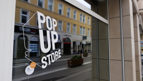 vue sur la vitrine d'un pop-up