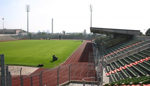 vue sur le terrain depuis la tribune