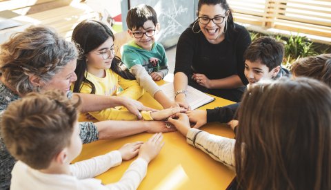 éducatrices avec des enfants