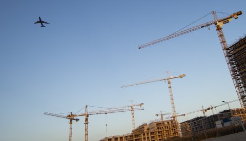 chantier et un avion qui passe