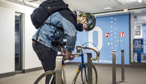 Un homme déverrouille le cadenas de son vélo