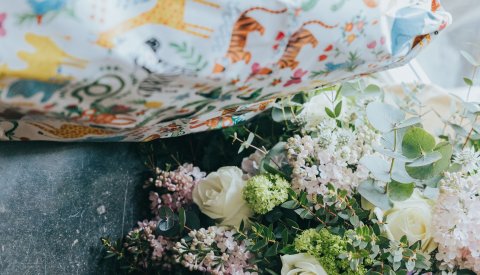 des fleurs et cadeau pour bébé