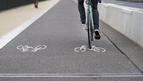 un cycliste sur une piste vélo