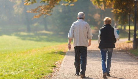 personnes âgés qui se promennent