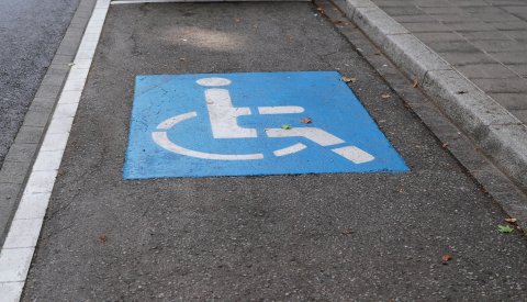 parking personnes à besoins spécifiques