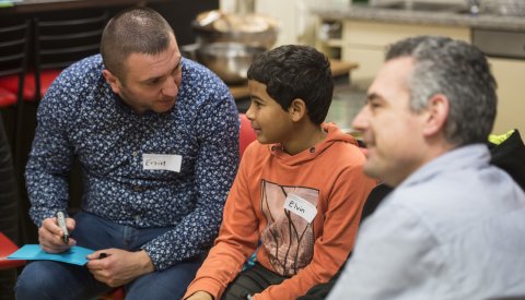 un garcon qui parle avec un homme