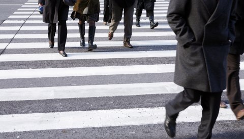personnes traversant une route 