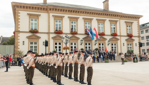 les soldats en formation avec l^hôtel de Ville en arrière-plan