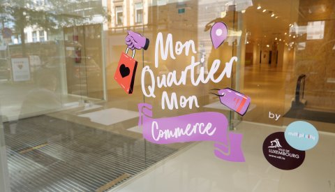 Slogan sur vitrine "mon quartier, mon commerce"