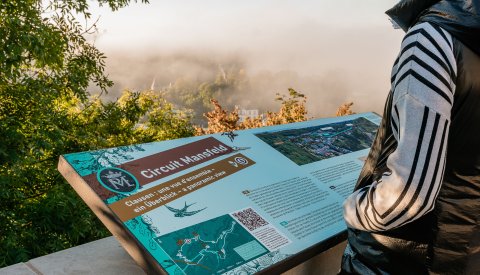 Panneau du Circuit Mansfeld avec des explications sur la vue