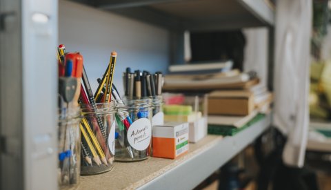 vue sur une étagère au design hub