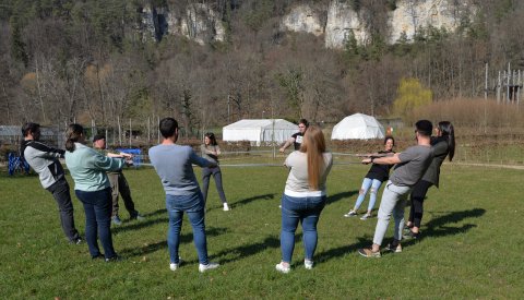 Personnes dans un cercle faisant une activité