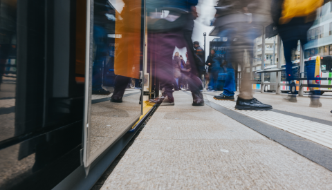 pieds des personnes sortant du Tram