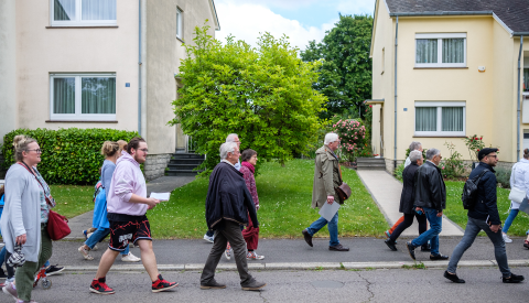 Image de personnes qui se déplacent en groupe dans le quartier Cents