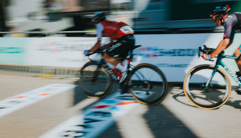 Image de deux cyclistes en train de franchir la ligne d'arrivée