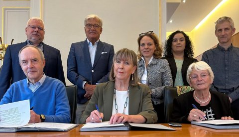 Image des responsables politiques en train de signer le contrat ensemble avec Madame Marie-Josée Jacobs de la Caritas