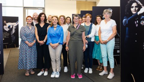 Image des femmes lors de l'inauguration de l'exposition à l'intérieur de la City Bibliothèque