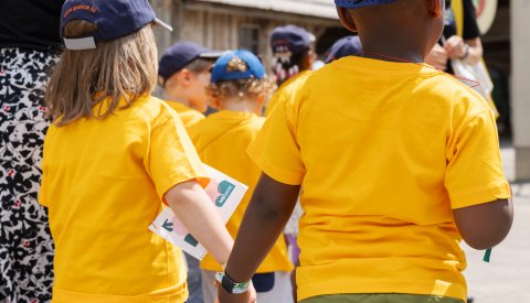 Image de deux enfants qui se tiennent la main