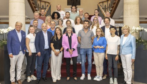Image du conseil échevinal avec les coureurs de la Ville de Luxembourg