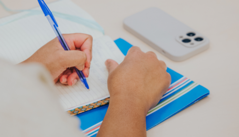 mains avec un stylo