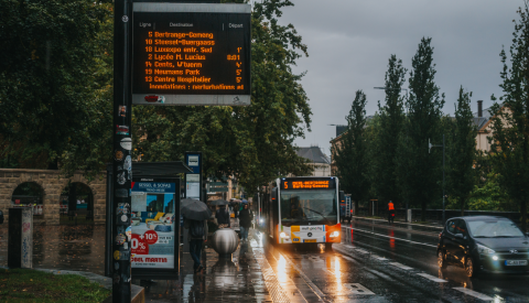 Image du panneau d'autobus indiquant qu'il y a des perturbations en raison des inondations