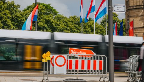 Tram et drapeaux
