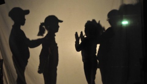 Image d'enfants en train de faire un jeu avec des ombres
