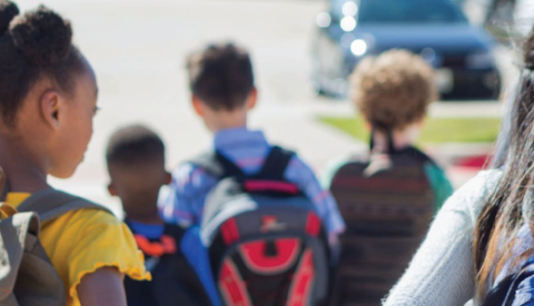 Image d'enfants qui vont à l'école