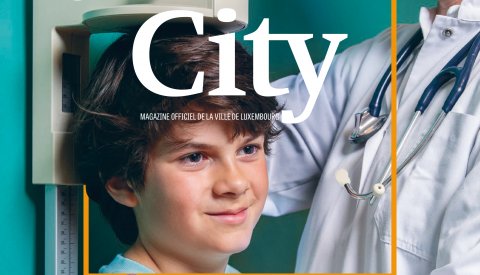 couverture du city magazine montrant un enfant qui se fait mesurer chez le médecin